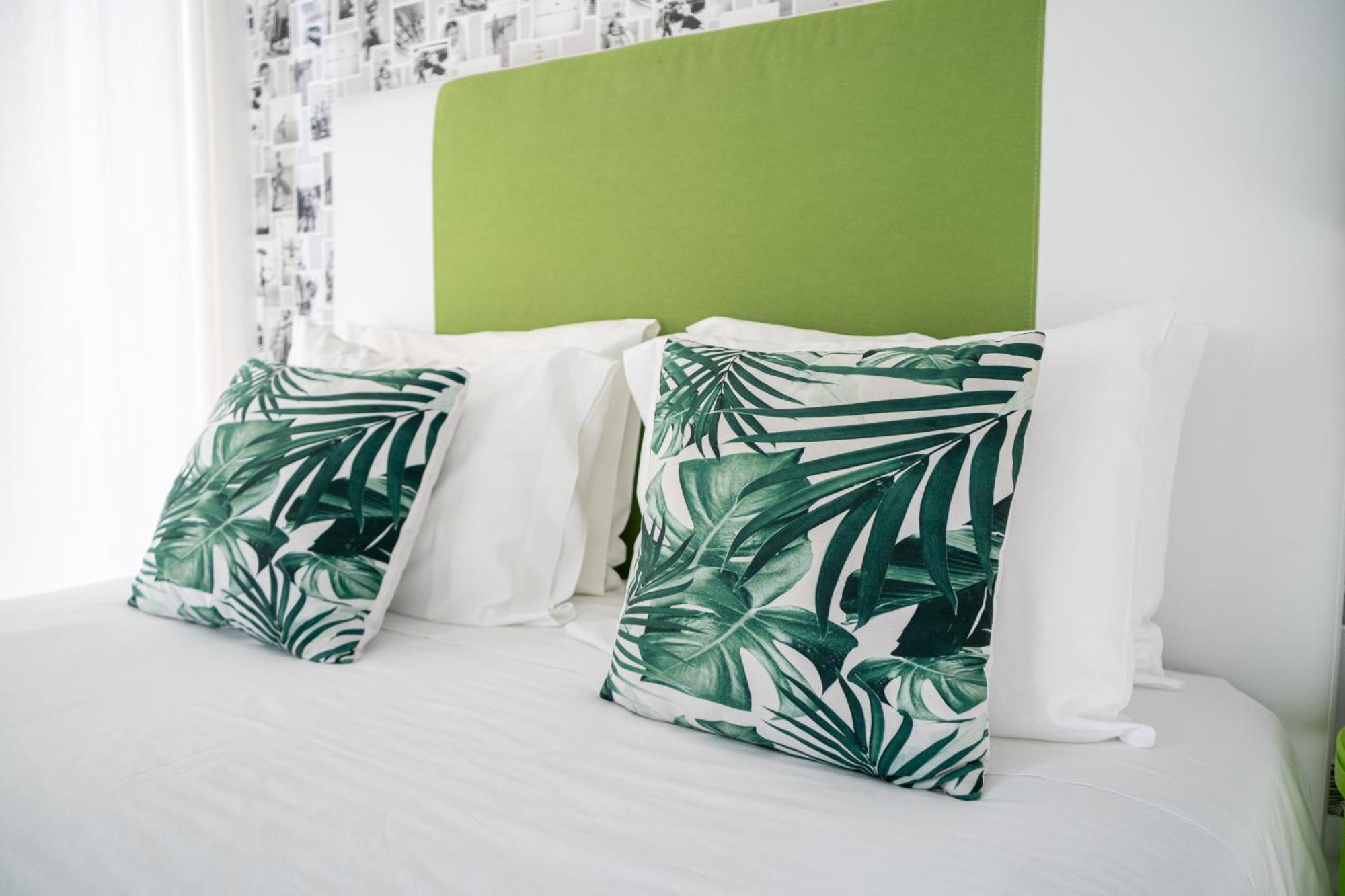 By The Sea - Nazare Bed & Breakfast Bagian luar foto