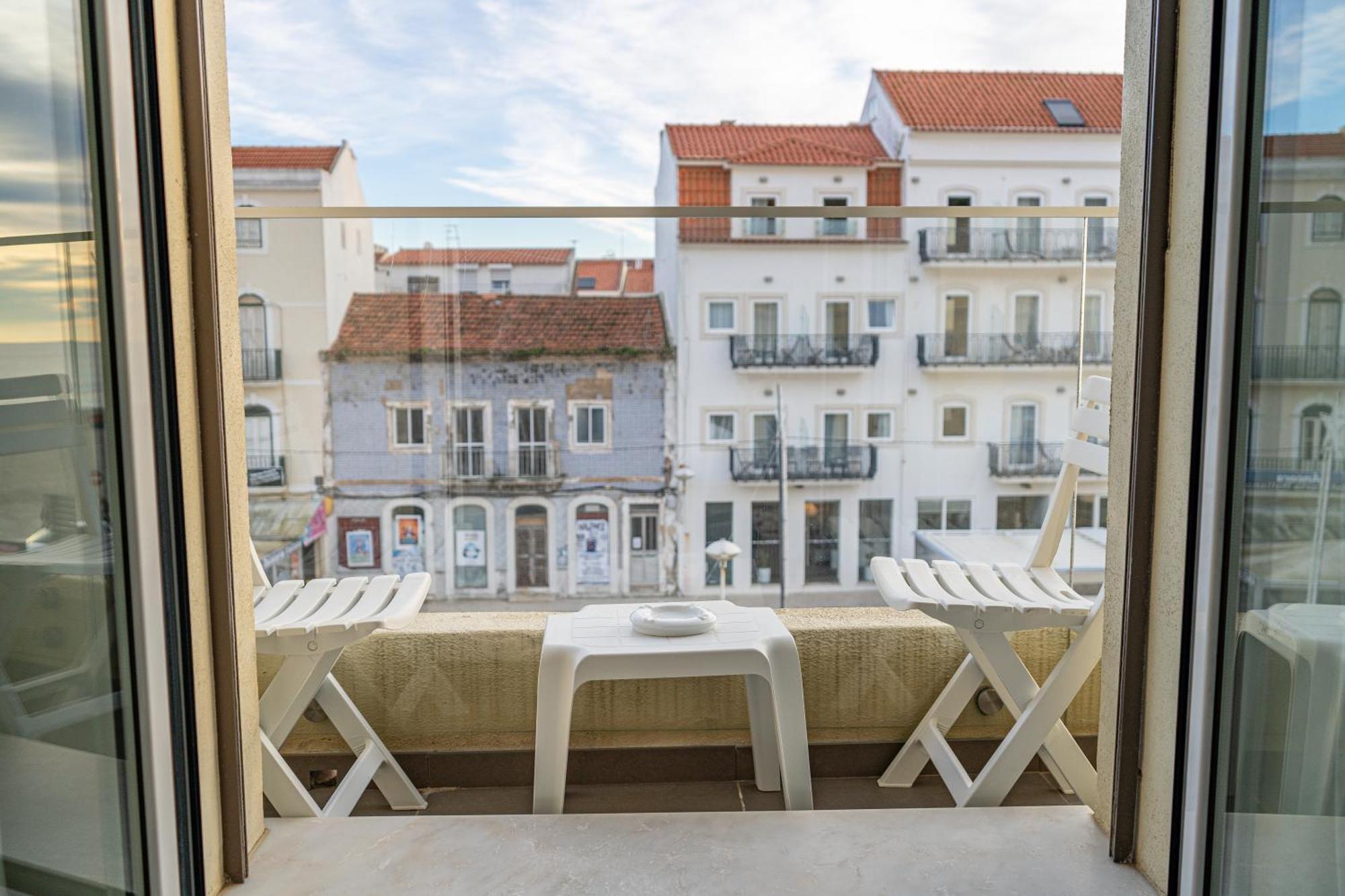 By The Sea - Nazare Bed & Breakfast Bagian luar foto