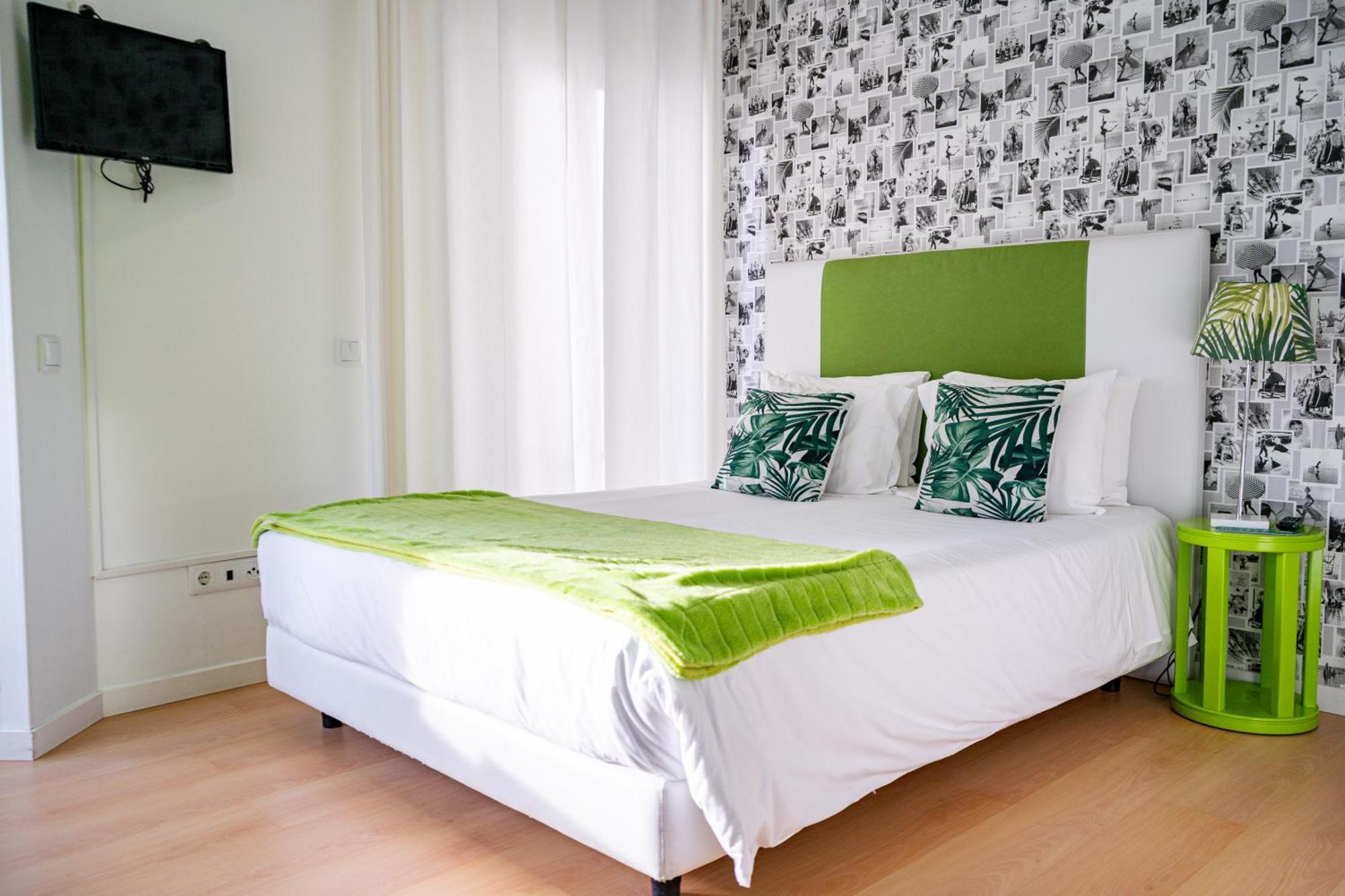 By The Sea - Nazare Bed & Breakfast Bagian luar foto