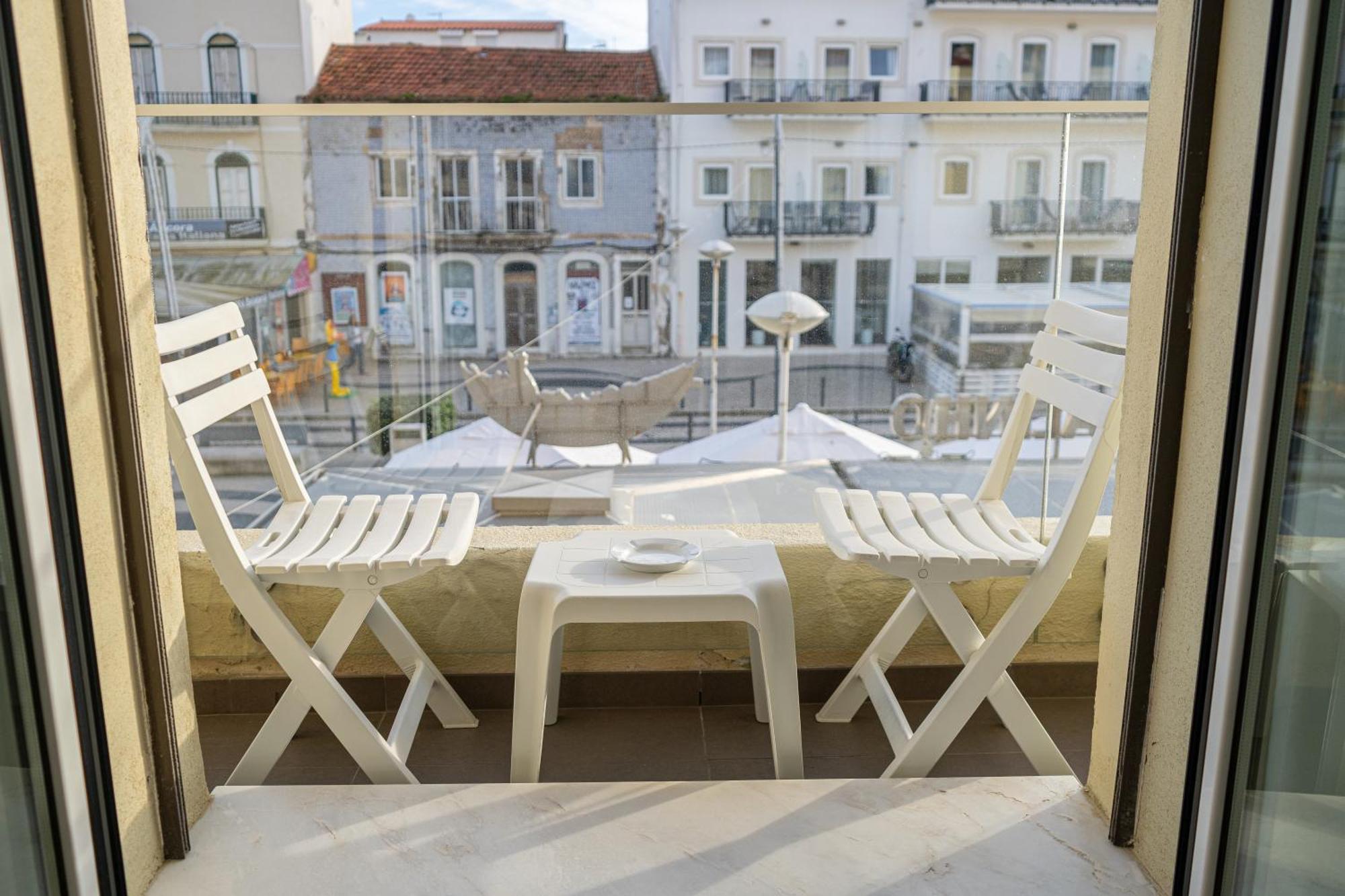 By The Sea - Nazare Bed & Breakfast Bagian luar foto