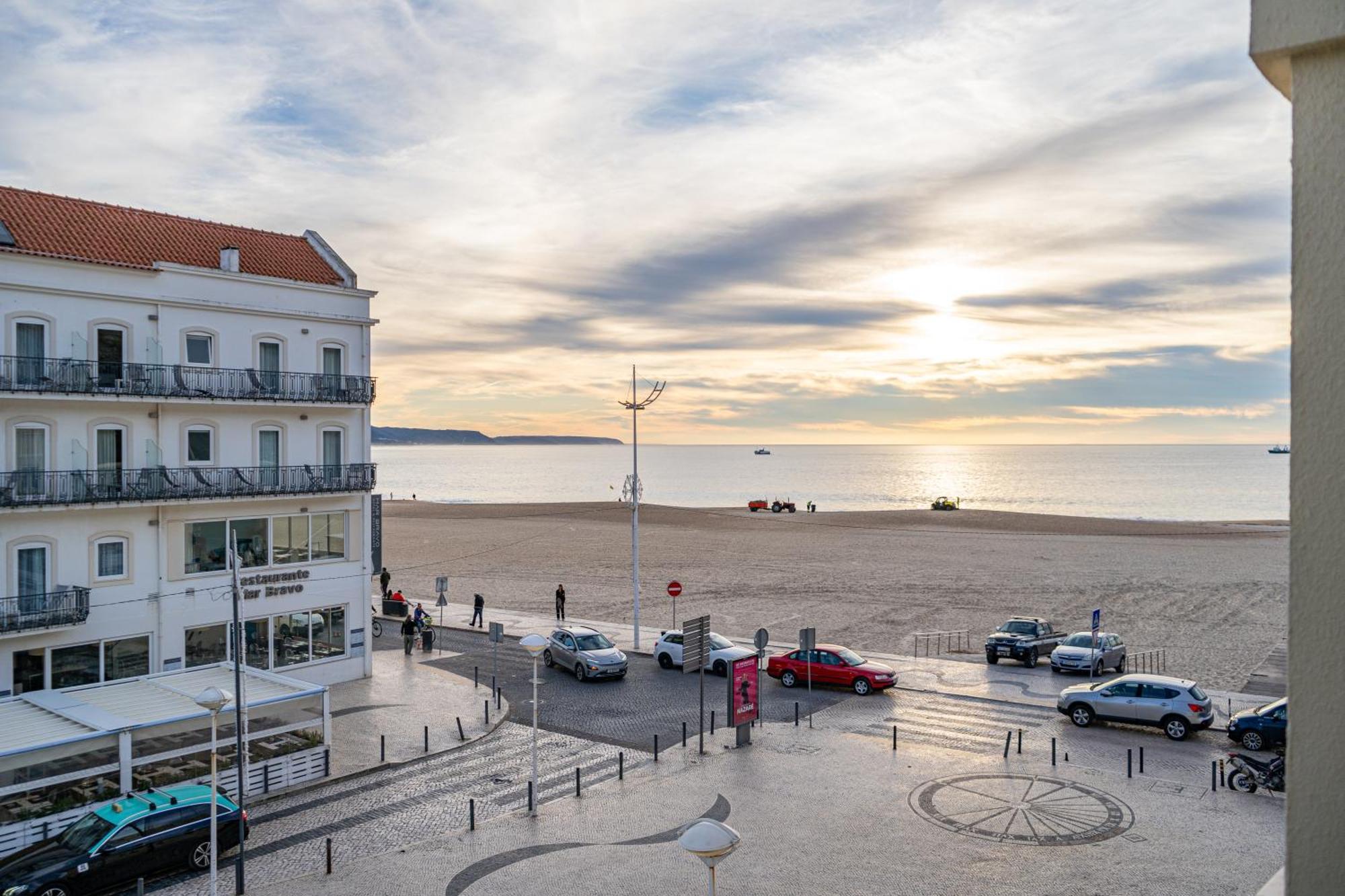 By The Sea - Nazare Bed & Breakfast Bagian luar foto