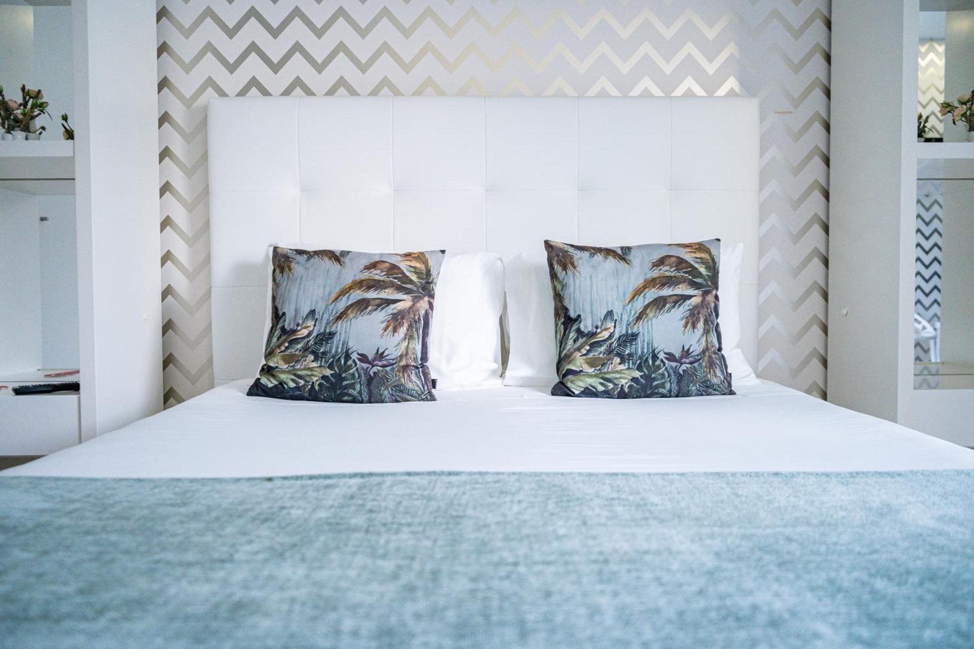 By The Sea - Nazare Bed & Breakfast Bagian luar foto