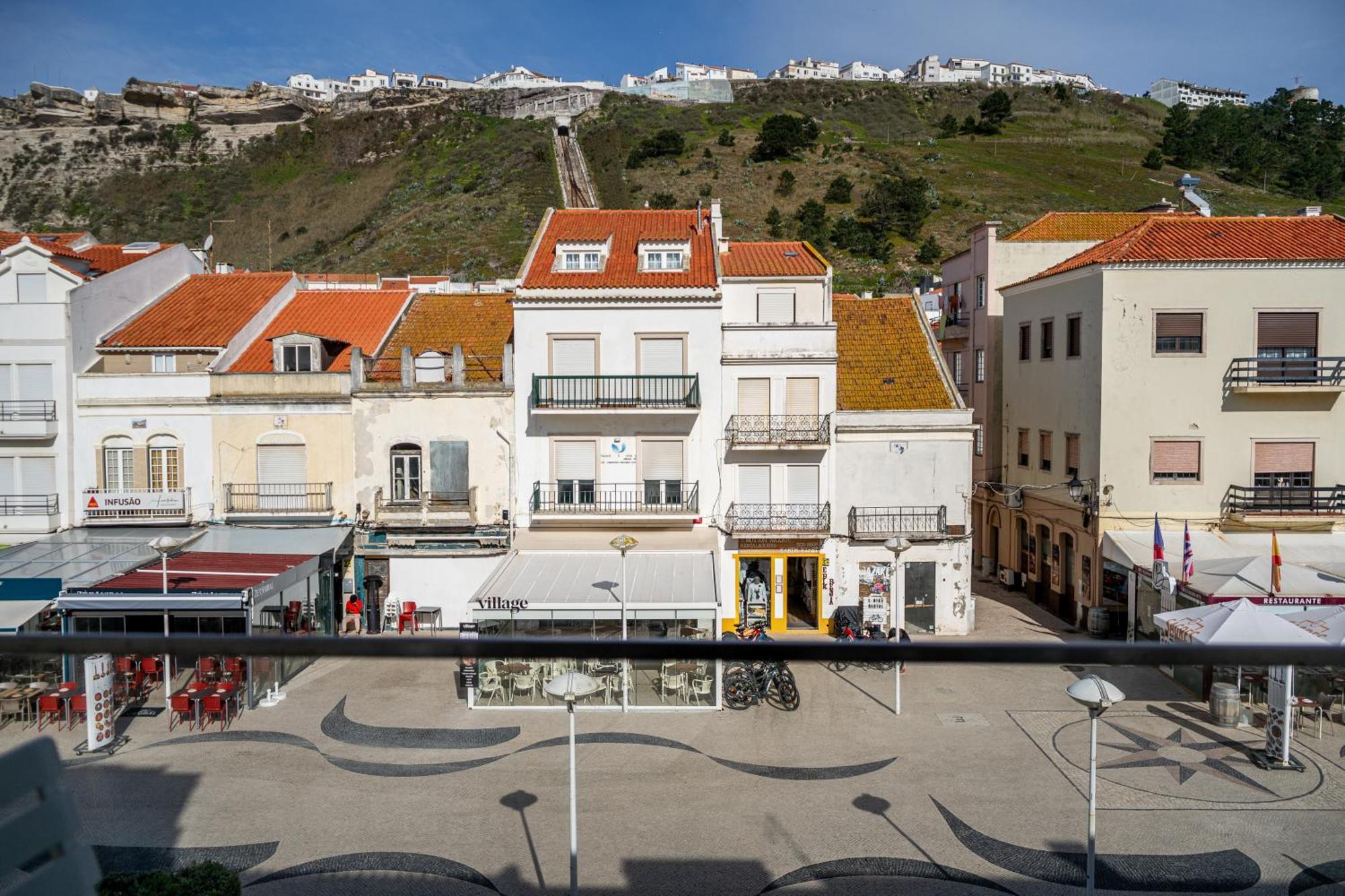 By The Sea - Nazare Bed & Breakfast Bagian luar foto