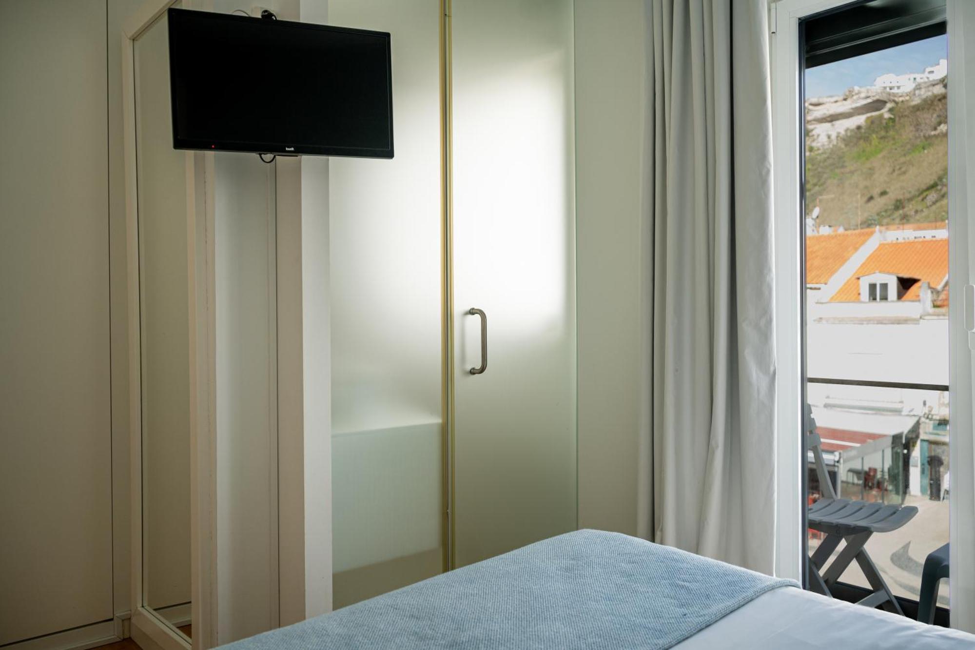 By The Sea - Nazare Bed & Breakfast Bagian luar foto