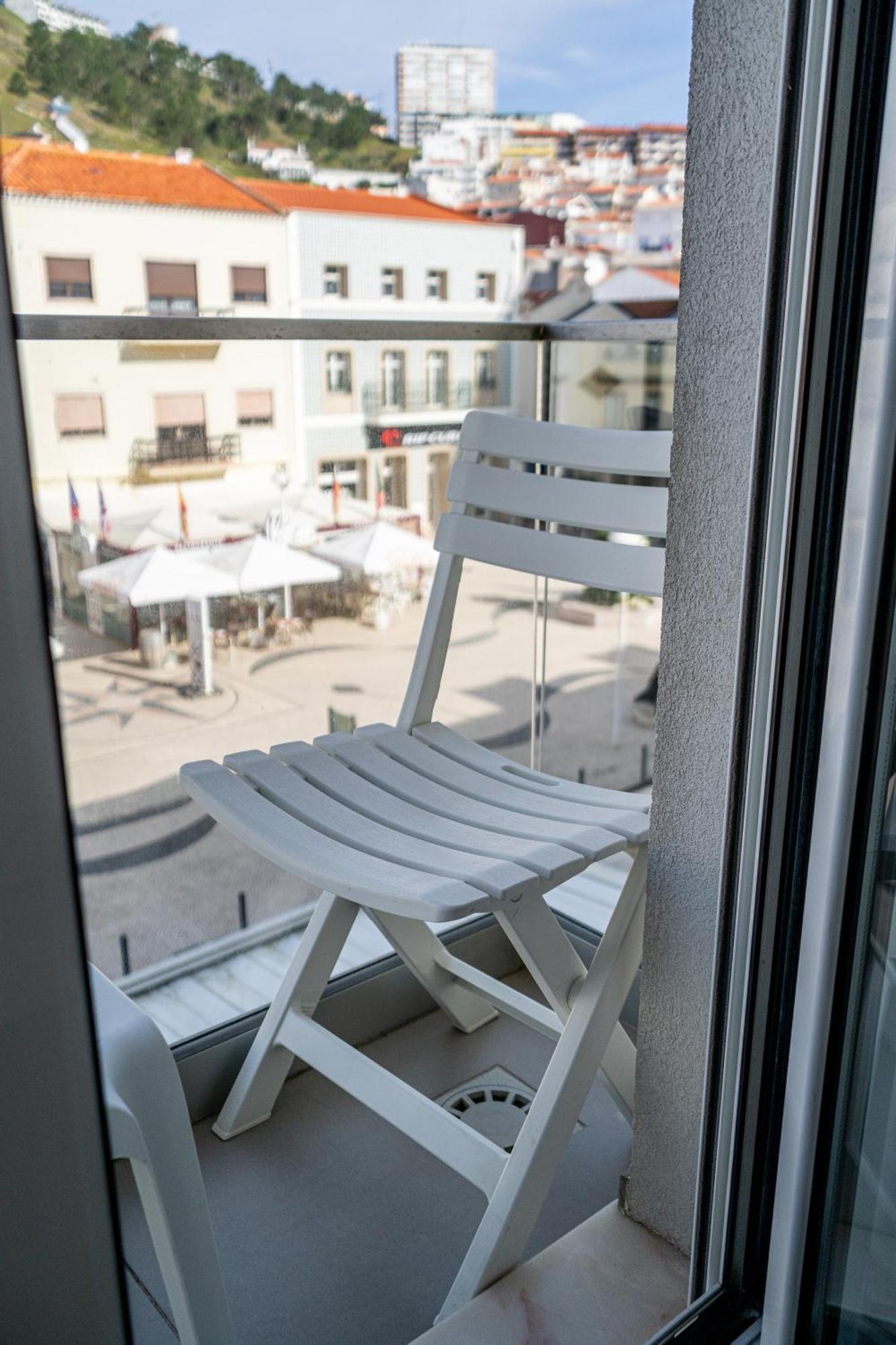 By The Sea - Nazare Bed & Breakfast Bagian luar foto