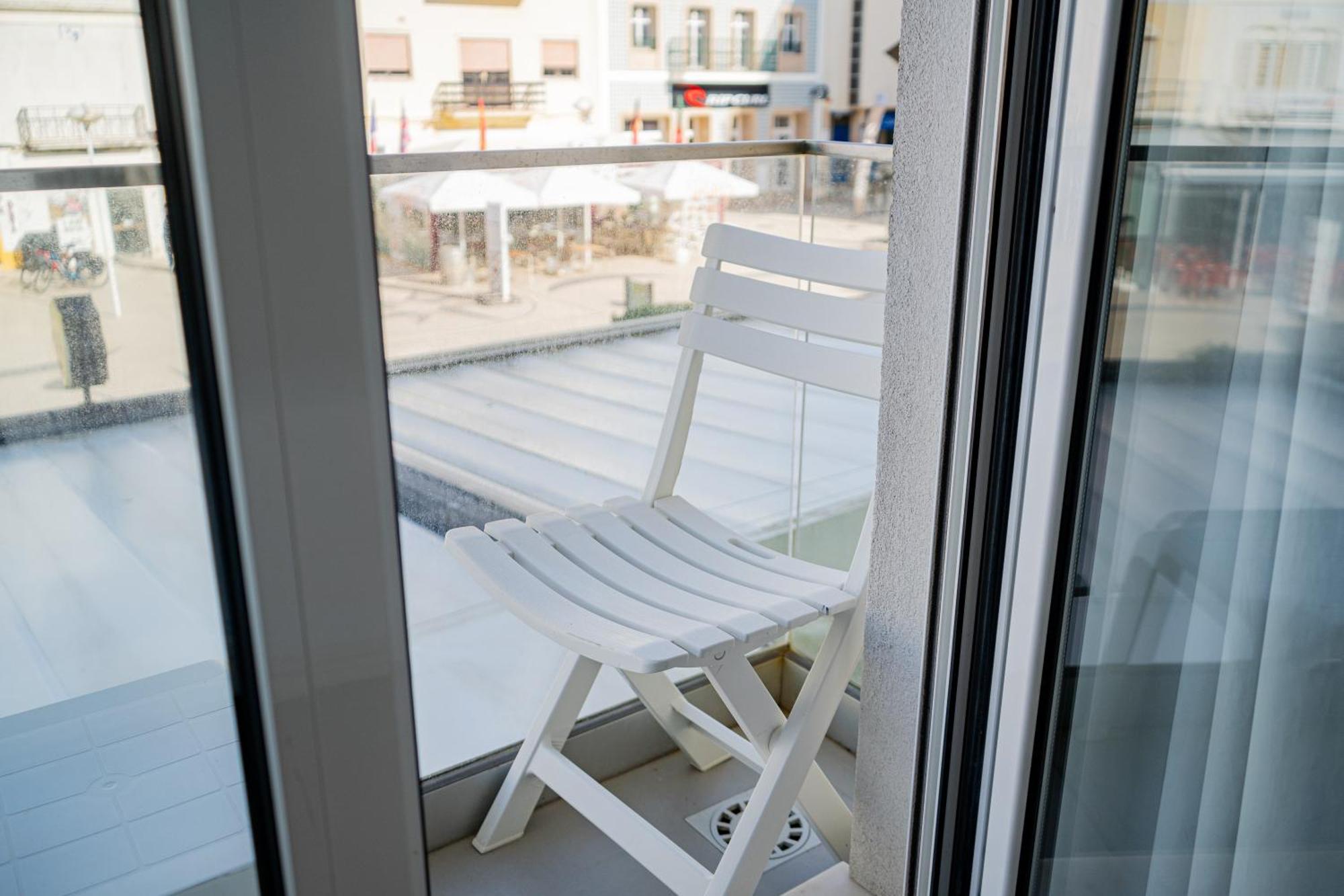 By The Sea - Nazare Bed & Breakfast Bagian luar foto