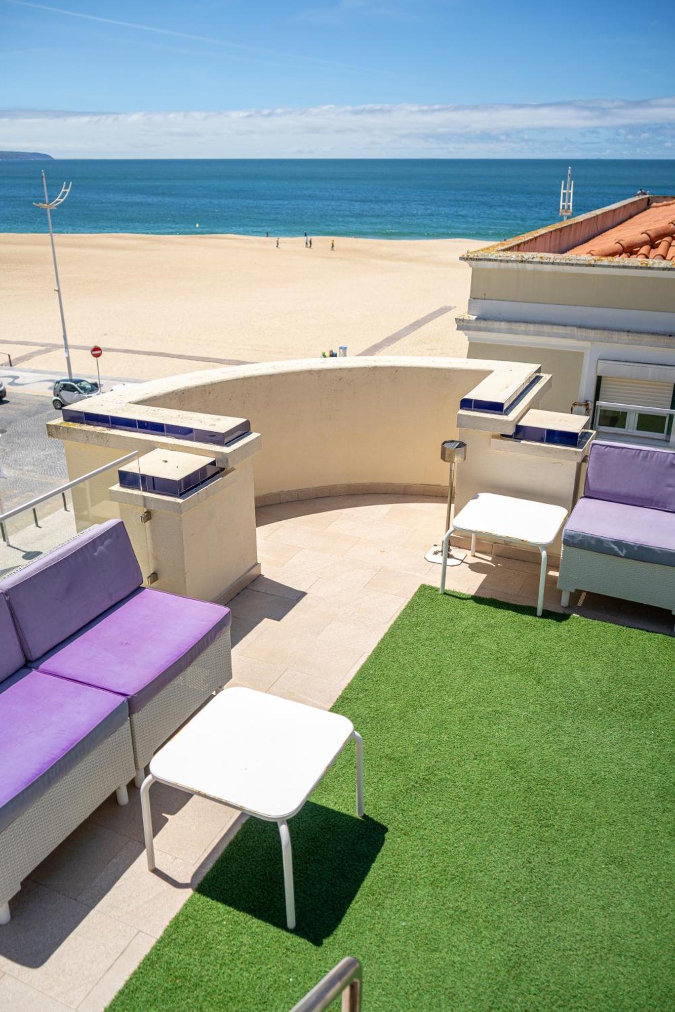 By The Sea - Nazare Bed & Breakfast Bagian luar foto