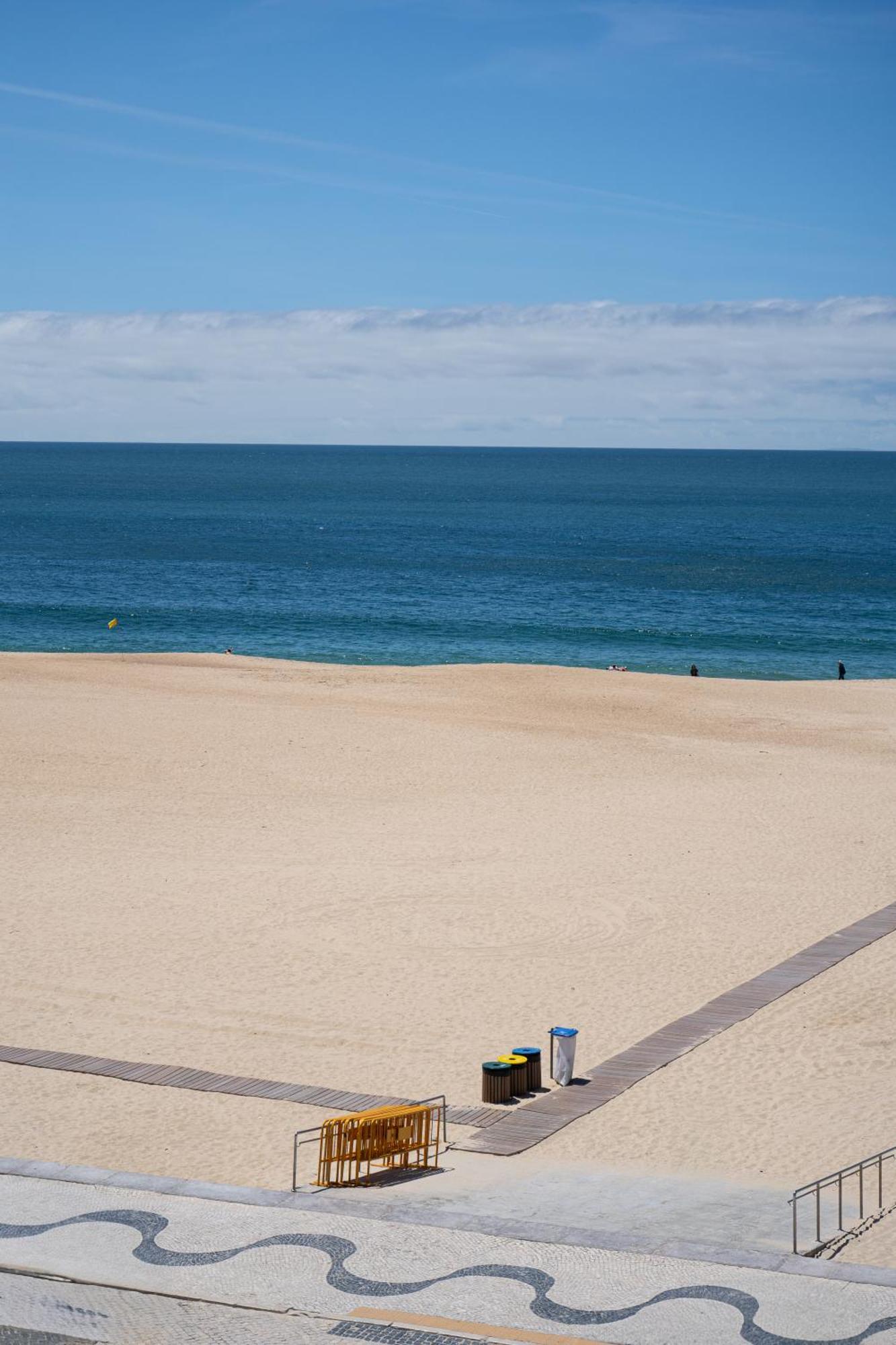 By The Sea - Nazare Bed & Breakfast Bagian luar foto