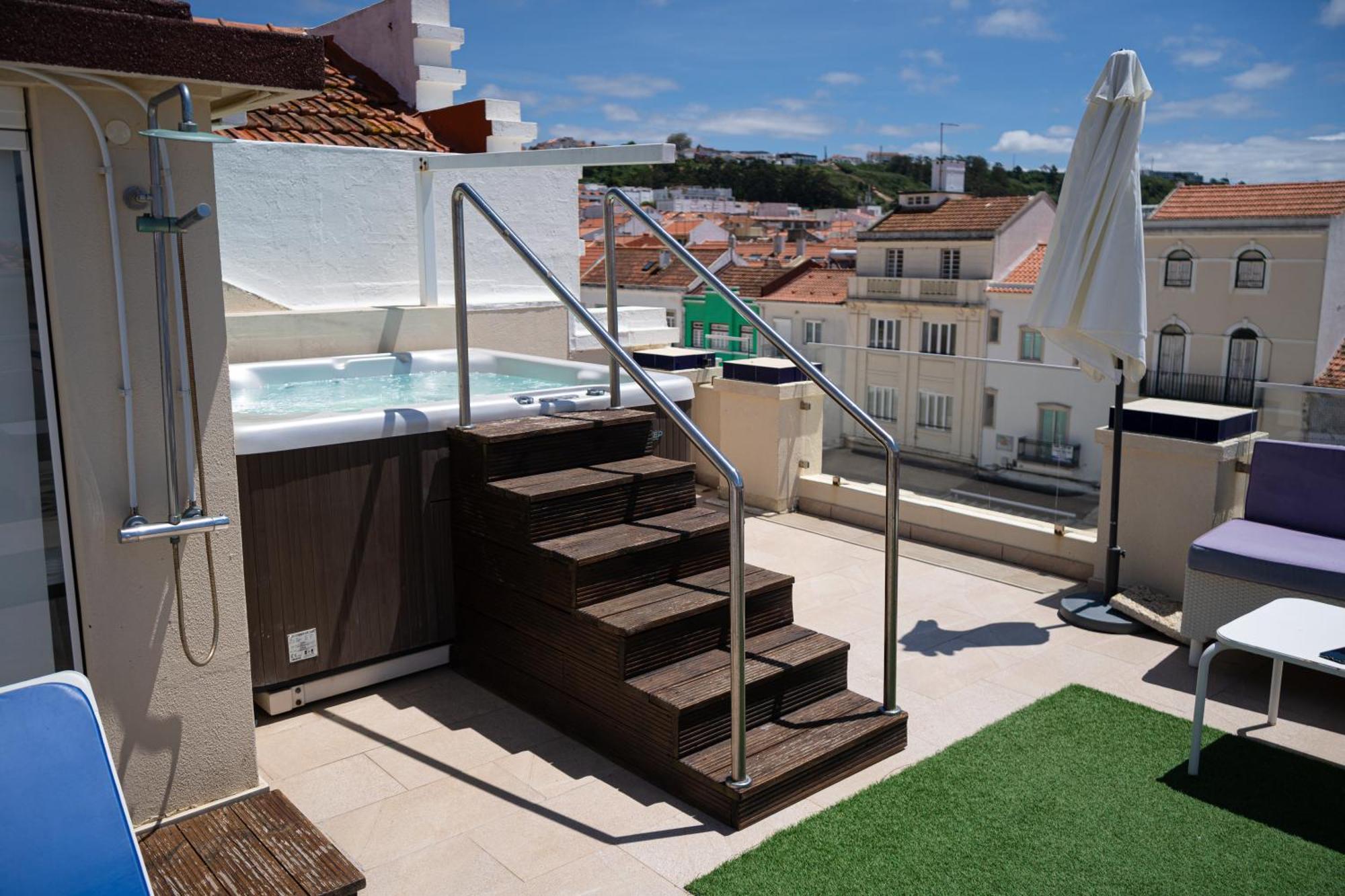 By The Sea - Nazare Bed & Breakfast Bagian luar foto