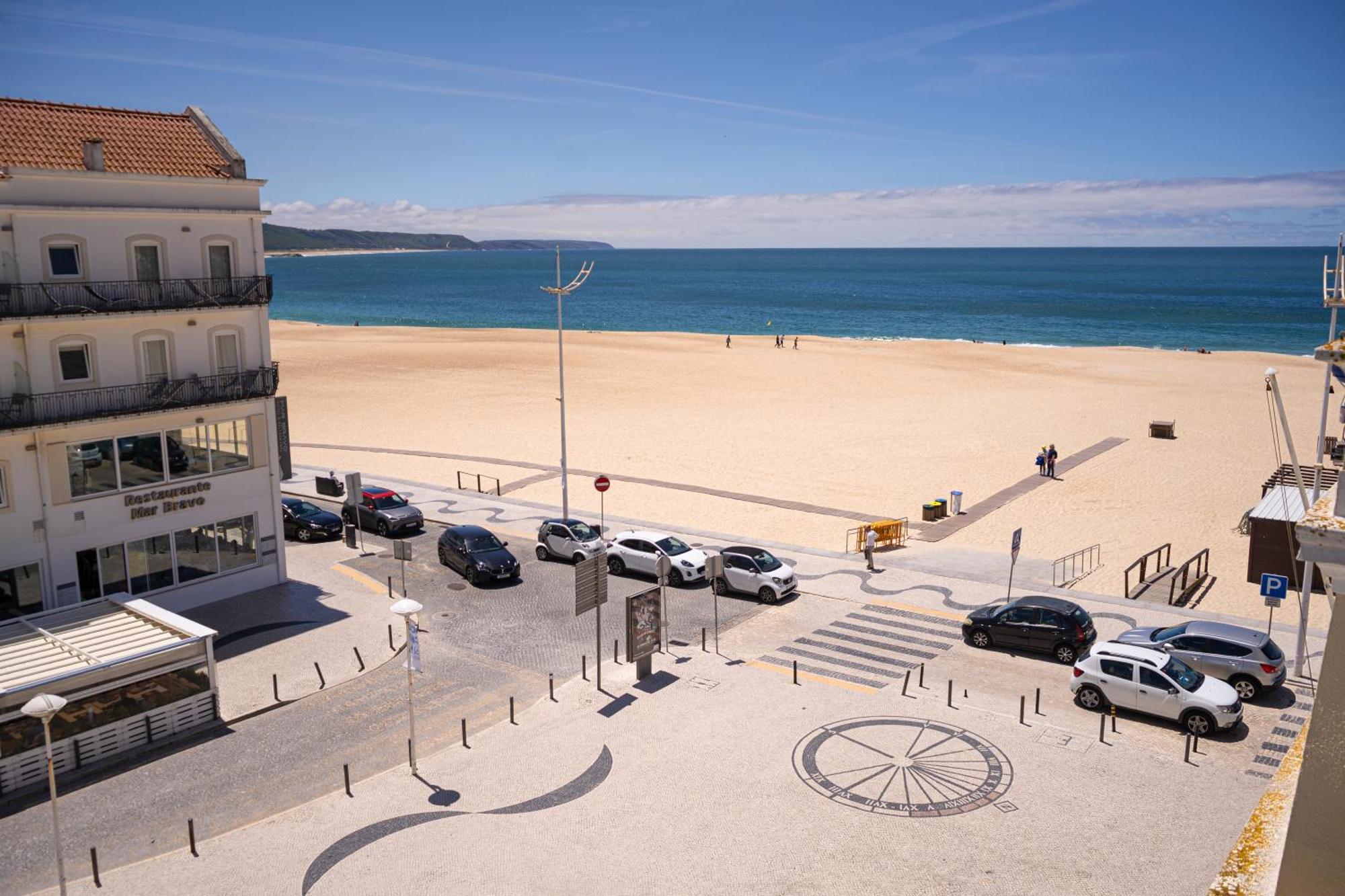 By The Sea - Nazare Bed & Breakfast Bagian luar foto